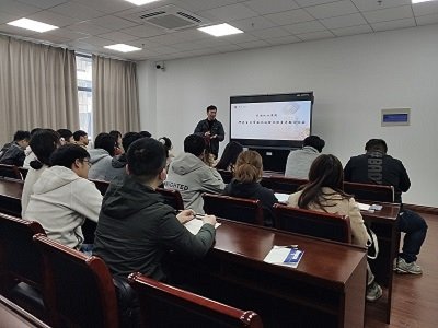 会议由研究生辅导员陈科老师主持